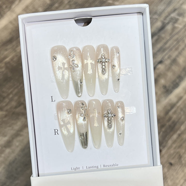 Elegantes Dekoratives Press-On-Nagelset mit Strass-Kreuzakzenten Karnz