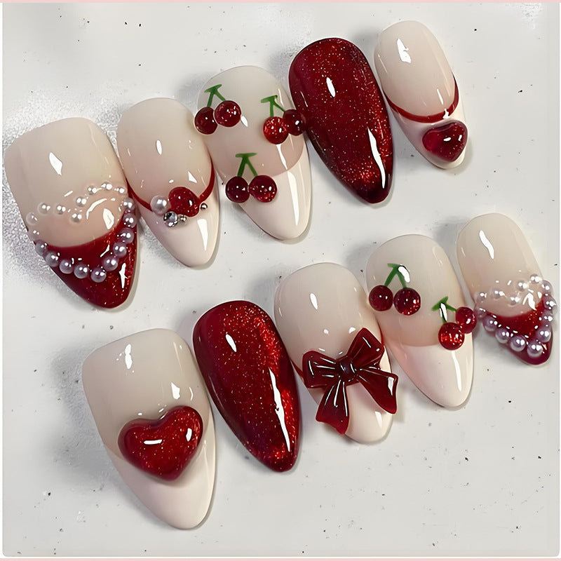 Kunstnagelset mit romantischen Beerendesigns und glamourösen Verzierungen Karnz