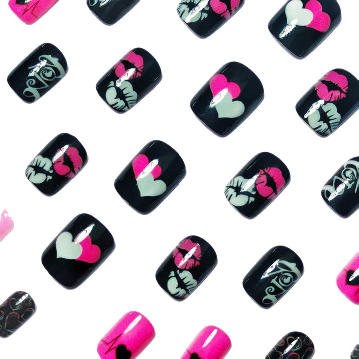 Kunstnageldesign mit Herzen und Kussmotiven Karnz