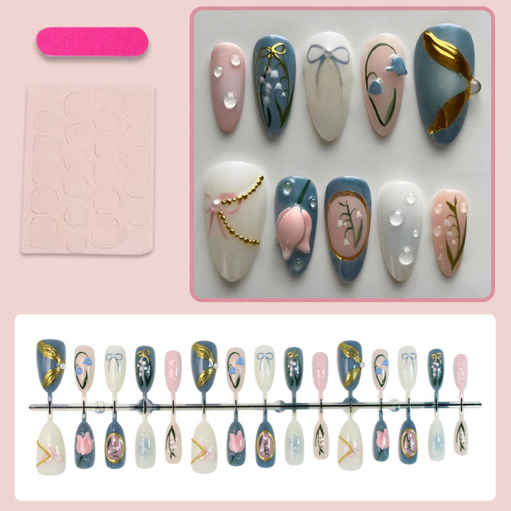 Kunstnagelset mit floralem Design und eleganten Goldverzierungen Karnz