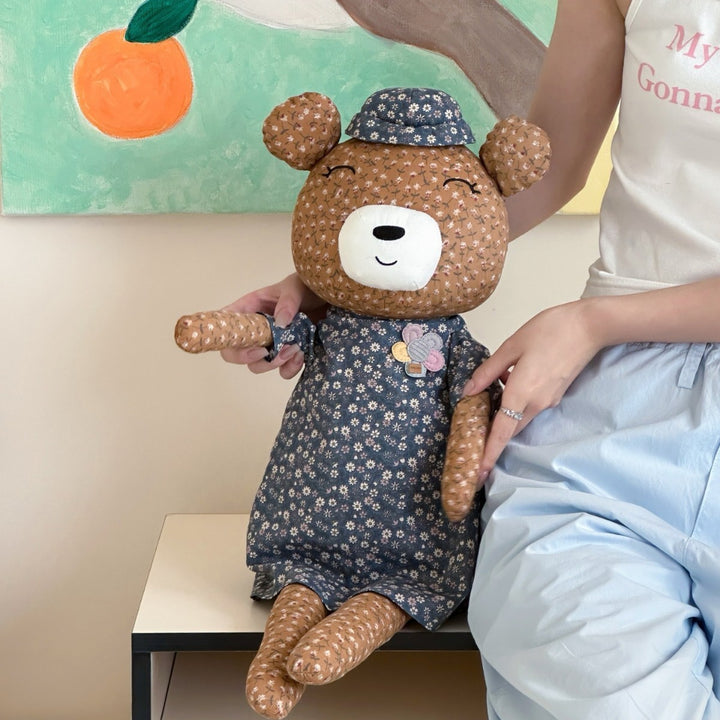 Großer Kuschel-Teddybär aus Baumwollstoff mit floralem Hemd handgenäht