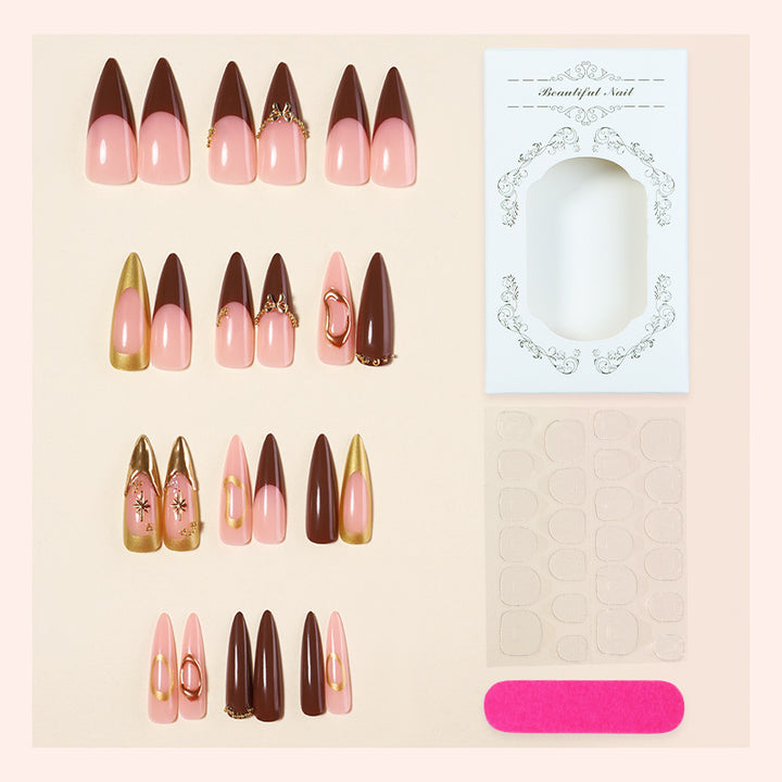 Elegantes dekoratives Press-On-Nagelset mit goldenen Akzenten Karnz