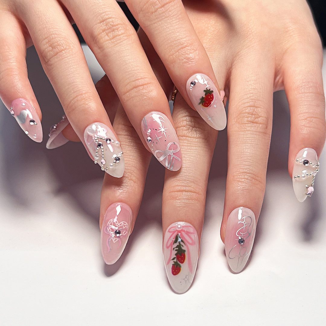 Künstliche Nagelkunst mit romantischem Design und Glitzerakzenten Karnz
