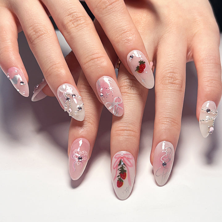Künstliche Nagelkunst mit romantischem Design und Glitzerakzenten Karnz