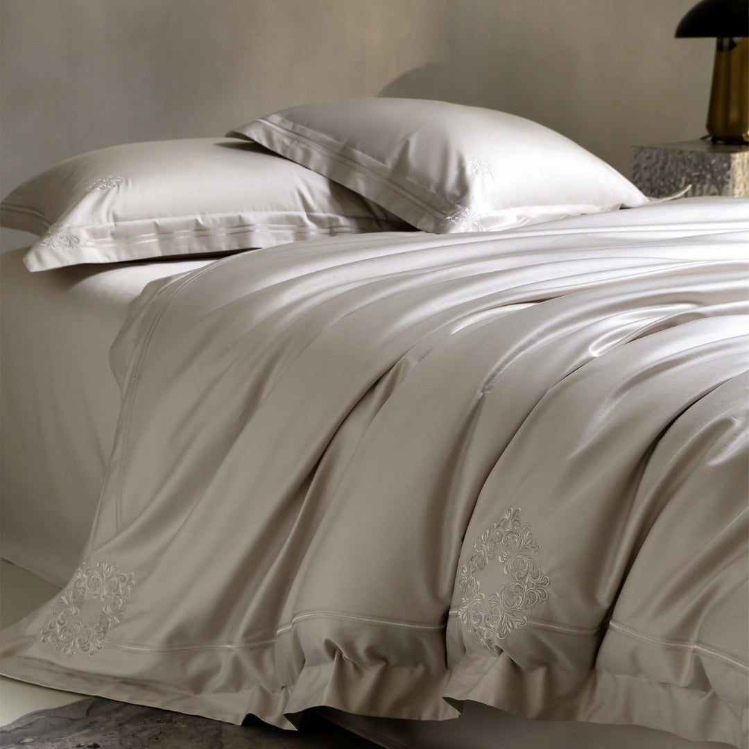 Luxuriöses besticktes Seidensatin-Bettlaken-Set mit Kissenbezügen