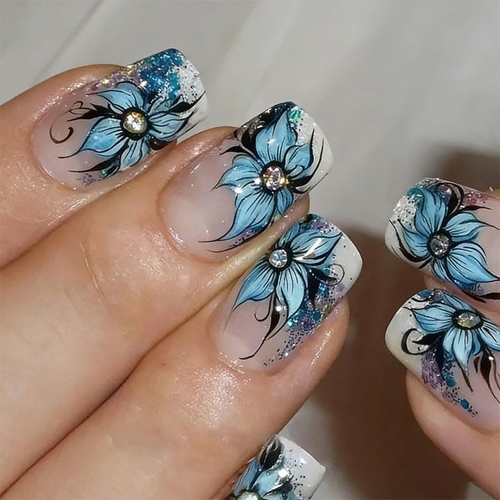 Kunstnagelset mit detailreichen floralen Designs und Glitzerelementen Karnz