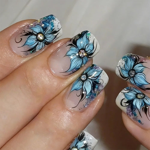 Kunstnagelset mit detailreichen floralen Designs und Glitzerelementen Karnz