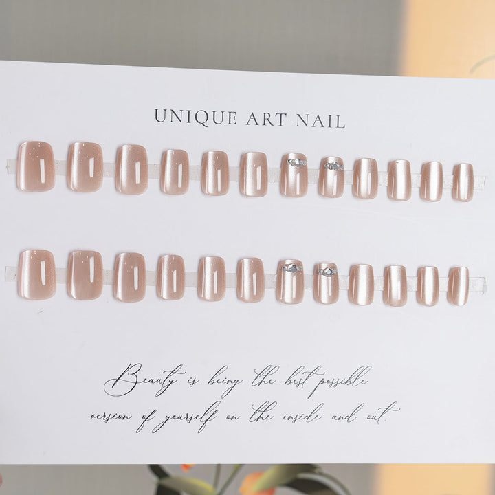 Dekorativer Press-On-Nagelset mit Strass-Akzenten
