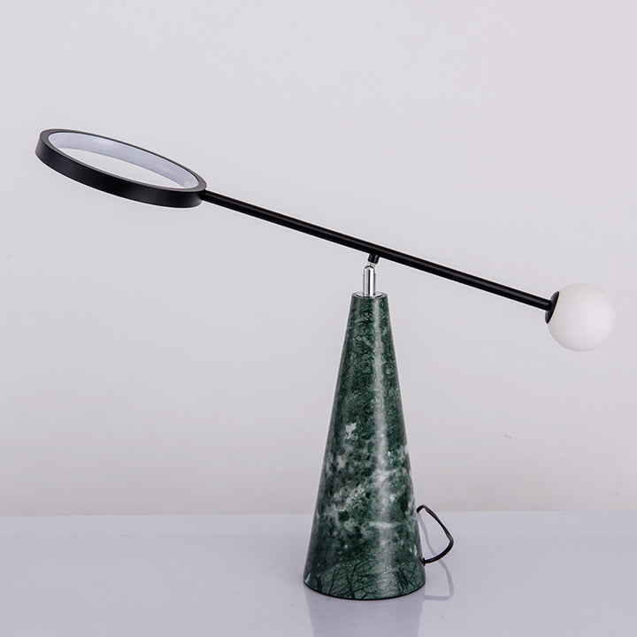 Moderne verstellbare Schreibtischlampe mit geometrischem Sockel