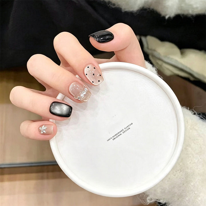 Kunstnagelset mit funkelnden Glitzerakzenten Karnz