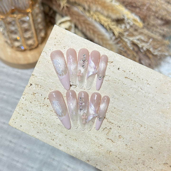 Elegantes Stiletto Press-On Nagelset mit komplexen Designs Karnz
