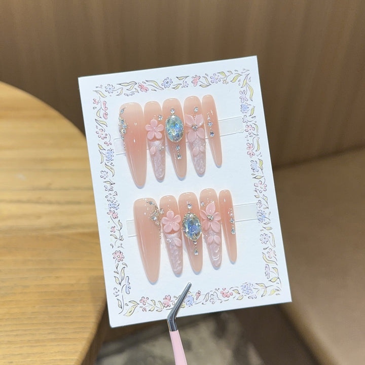 Künstliche Kunstnägel mit Floralen Verzierungen und Glitzerdetails Karnz