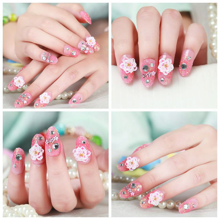 Kunstnägel mit elegantem Blumen- und Strassdesign Karnz