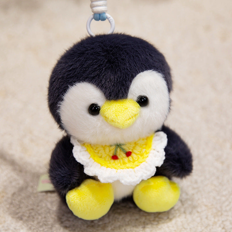 Plüsch-Pinguin Dekorativer Taschencharms mit Häkel-Latz und Feder-Loop-Clip Karnz