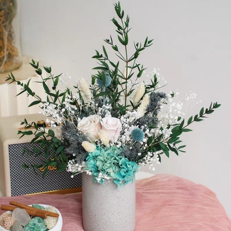 Getrocknete Blumenanordnung in modernem dekorativen Vase