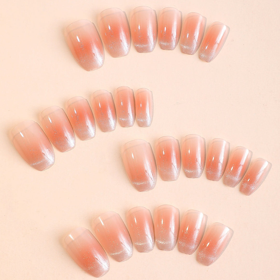 Kunstnagelset mit Ombre-Effekt und Glitzerakzenten Karnz