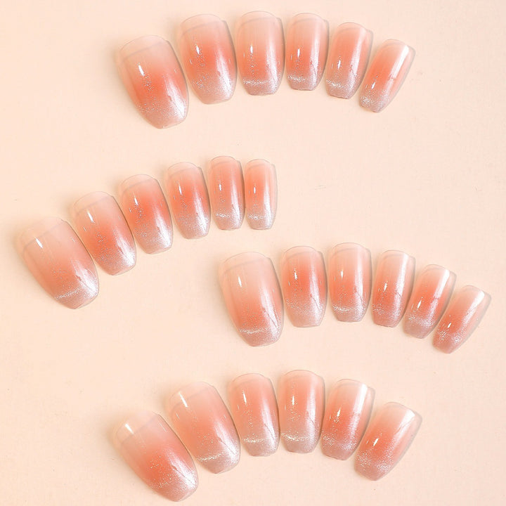 Kunstnagelset mit Ombre-Effekt und Glitzerakzenten Karnz