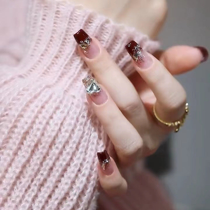 Kreatives Kunstnagelset mit Glitzer- und eleganten Muster Akzenten Karnz
