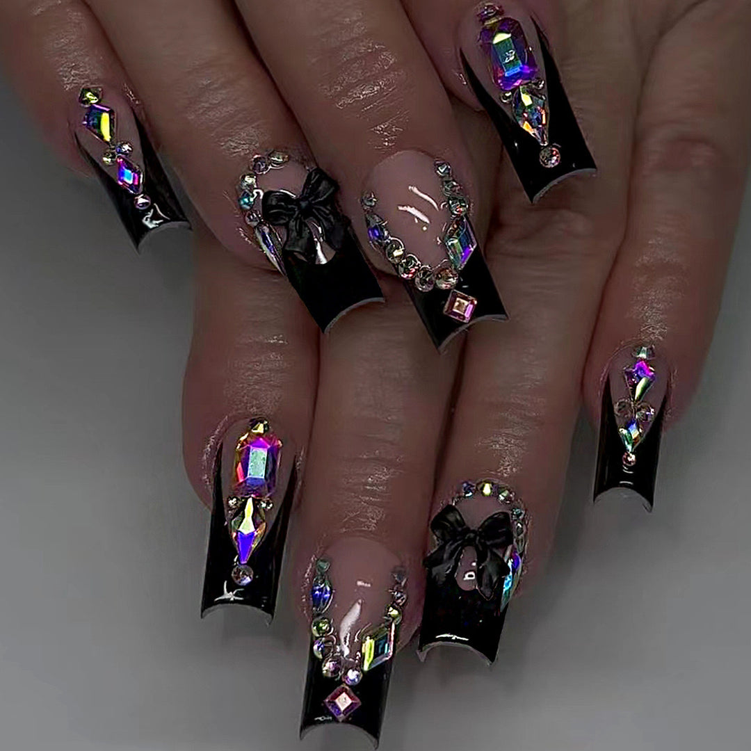 Glamouröses Kunstnagelset mit funkelnden Strass- und Schleifenverzierungen Karnz