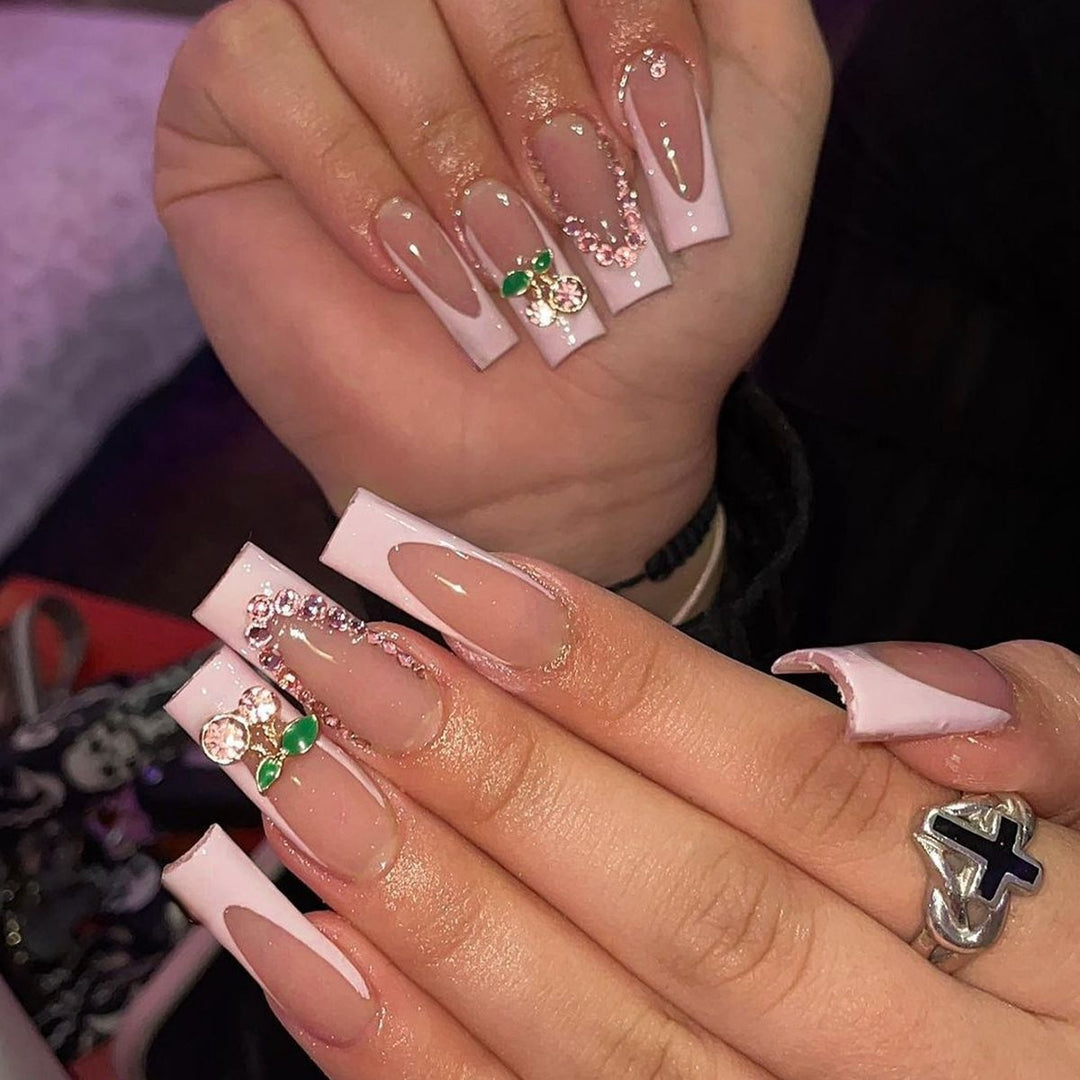 Kreatives Kunstnagelset mit zarten Perlen- und Glanzakzenten Karnz