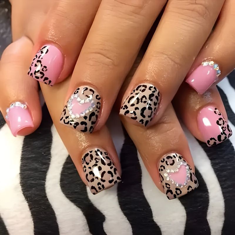 Elegante Kunstnagelspitzen mit Goldakzenten Karnz