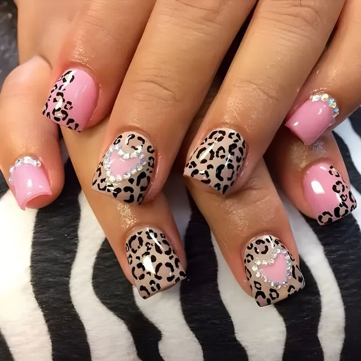 Elegante Kunstnagelspitzen mit Goldakzenten Karnz