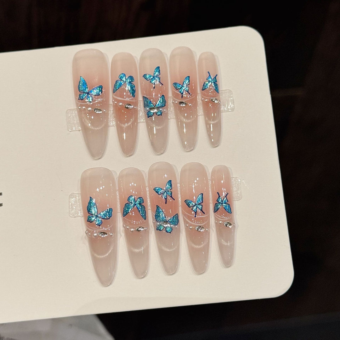 Künstlerisches Press-On-Nagelset mit Schmetterlingsakzenten