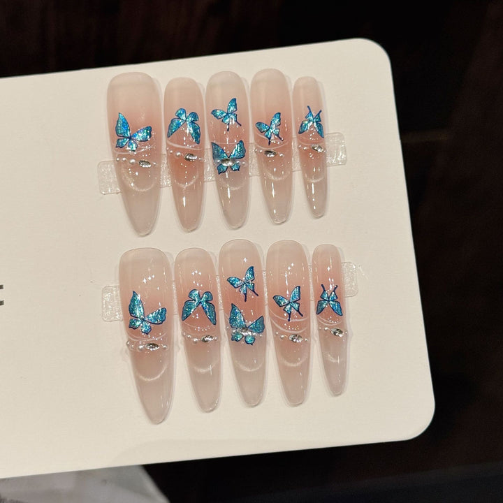Künstlerisches Press-On-Nagelset mit Schmetterlingsakzenten