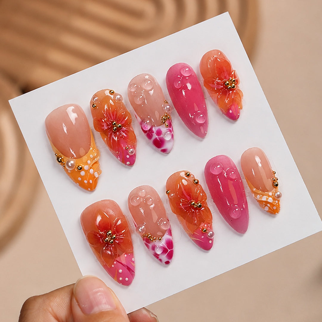 Kunstnagelset mit floralen Designs und eleganten Verzierungen Karnz