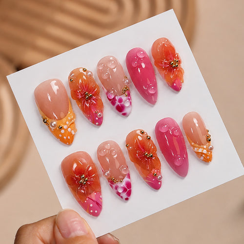 Kunstnagelset mit floralen Designs und eleganten Verzierungen Karnz