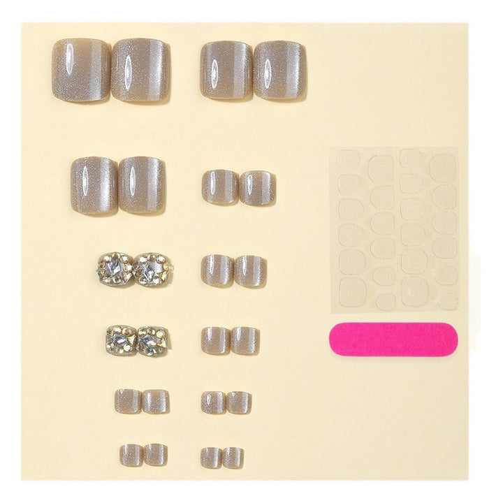 Kunstnagelset mit luxuriösen 3D-Verzierungen und eleganten Stilelementen Karnz