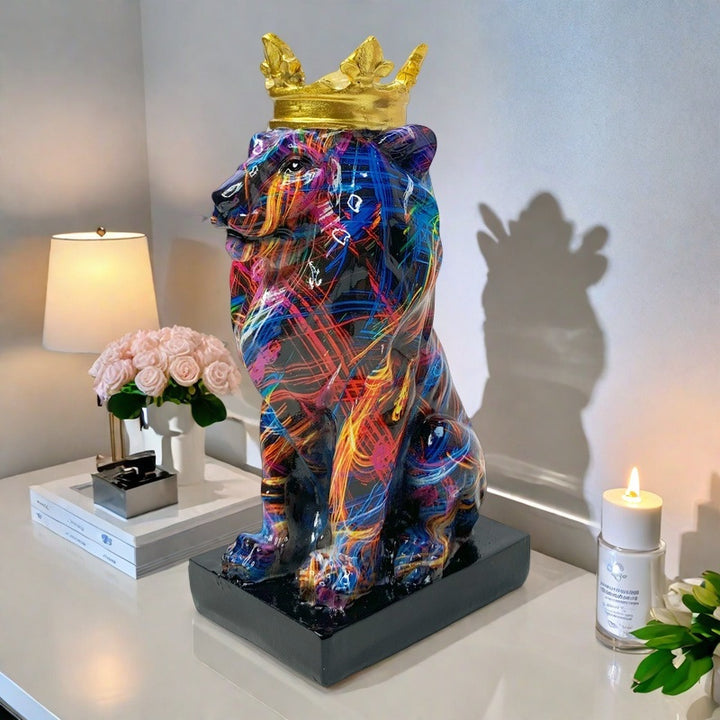 Bunte Löwen Skulptur mit Krone Karnz
