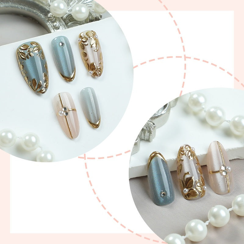Kunstnagelset mit floralen Goldakzenten und eleganten Designs Karnz