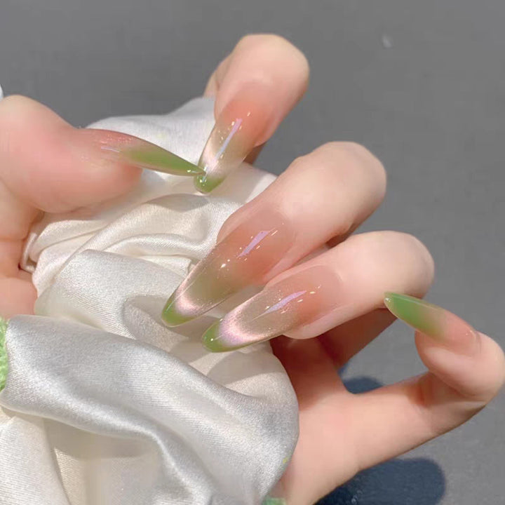 Künstlerische Press-On Nägel mit Ombre-Finish und elegantem Design Karnz