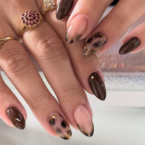 Künstliche Nagelkunst mit eleganten Akzenten Karnz