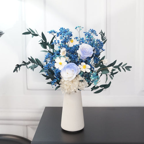Künstliches Blumenarrangement mit dekorativer Vase