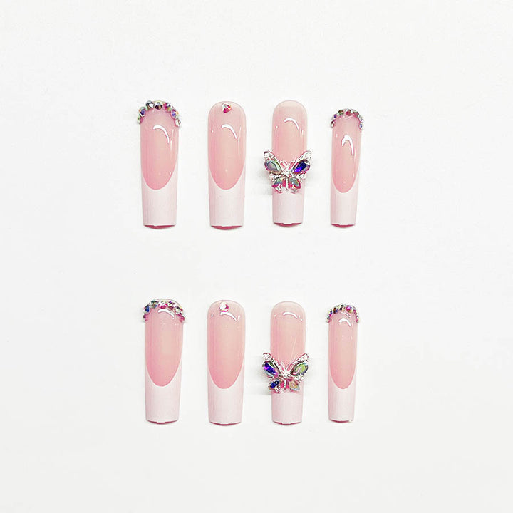 Kunstnagelset mit elegantem Design und funkelnden Strassakzenten Karnz