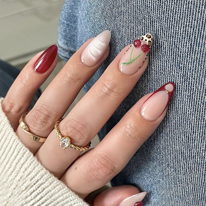 Kreatives Nageldesign mit stilvollem Blumen- und Leopardenmuster Karnz