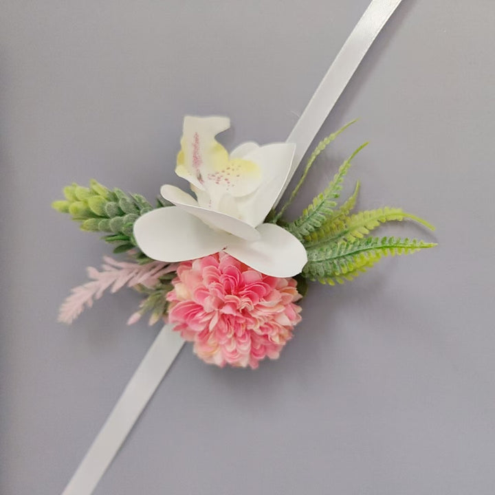 Florale Korsage mit Satinschleife