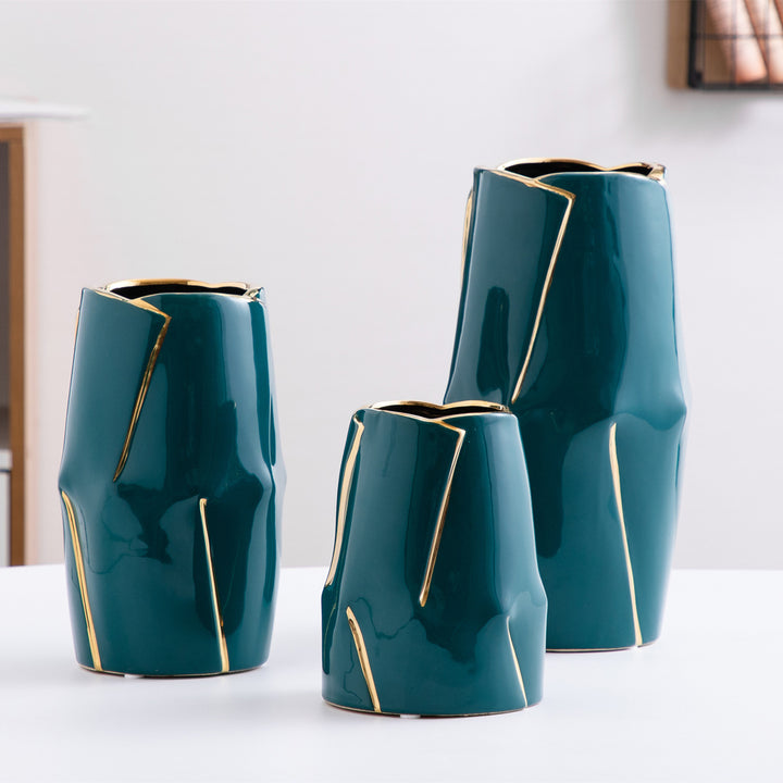 Dekorative Keramikvase mit goldener Akzentuierung Karnz