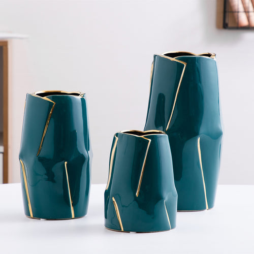 Dekorative Keramikvase mit goldener Akzentuierung Karnz