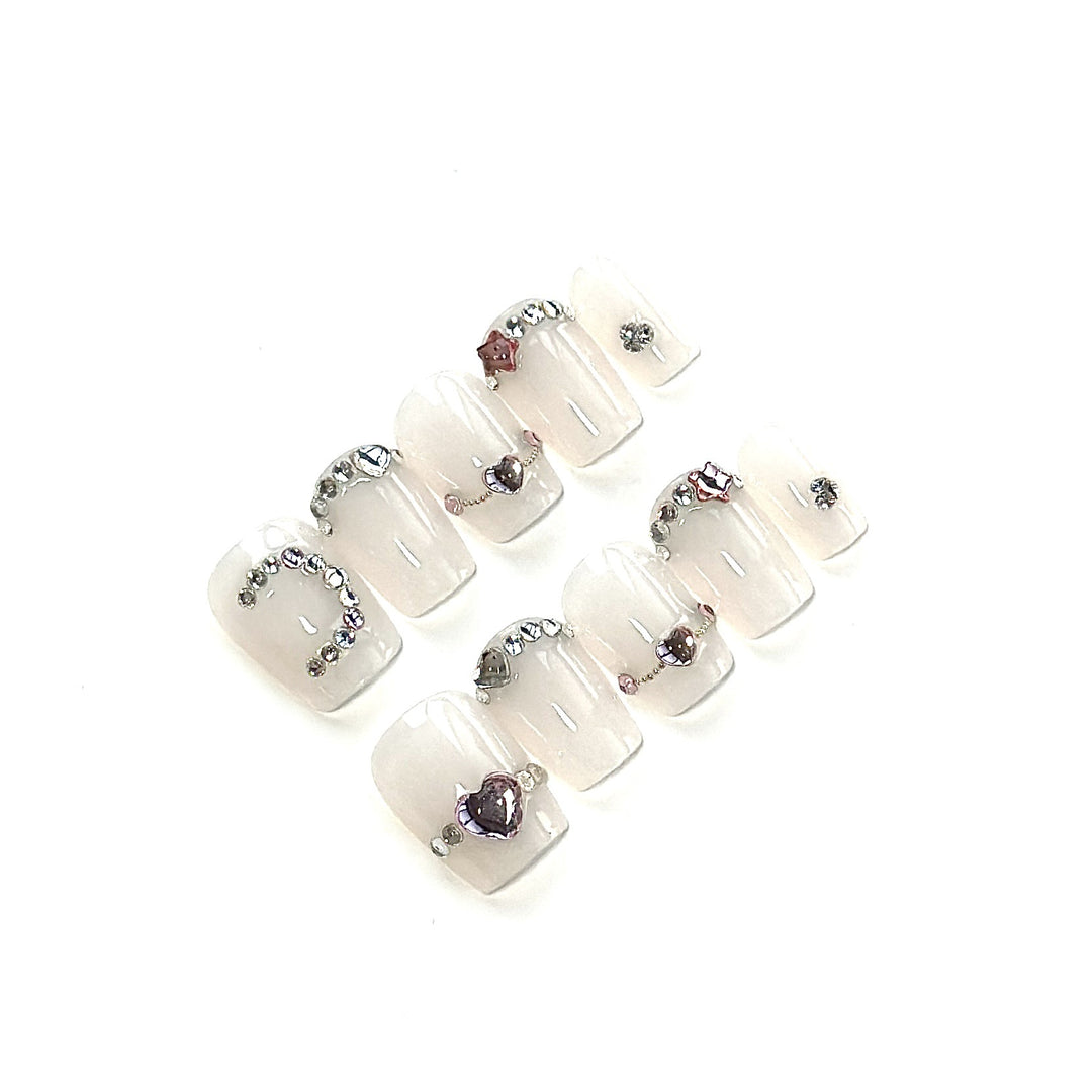 Dekoratives Press-On Nagelkunstset mit Schmuck- und Herzakzenten