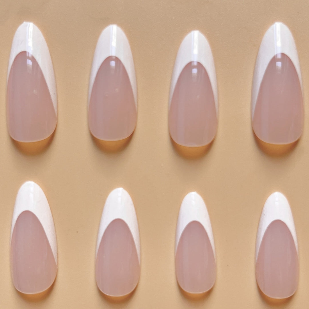 Elegante französische Spitzen-Almond-förmige Nagelverlängerungen Karnz