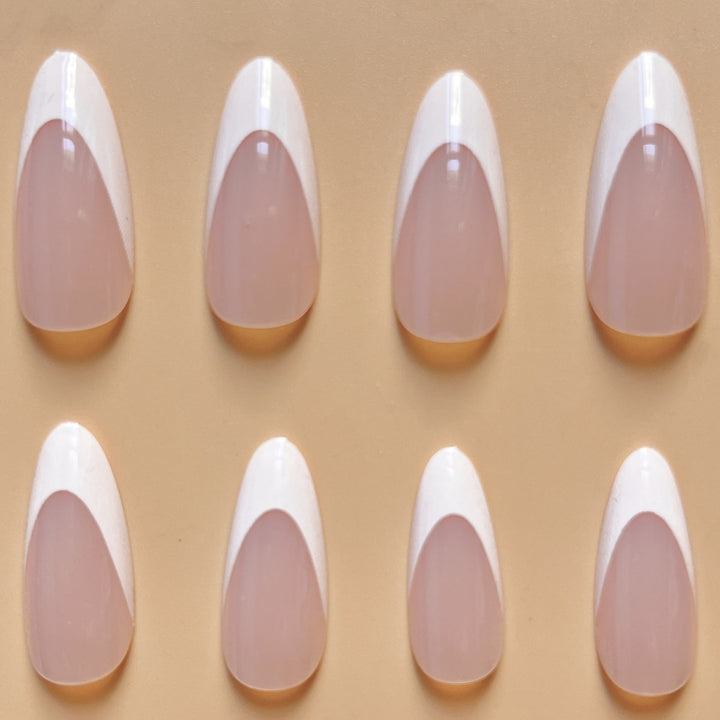 Elegante französische Spitzen-Almond-förmige Nagelverlängerungen Karnz