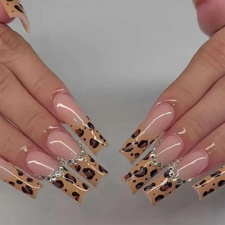 Kunstnagelset mit luxuriösem Leopardenmuster und eleganten Akzenten Karnz