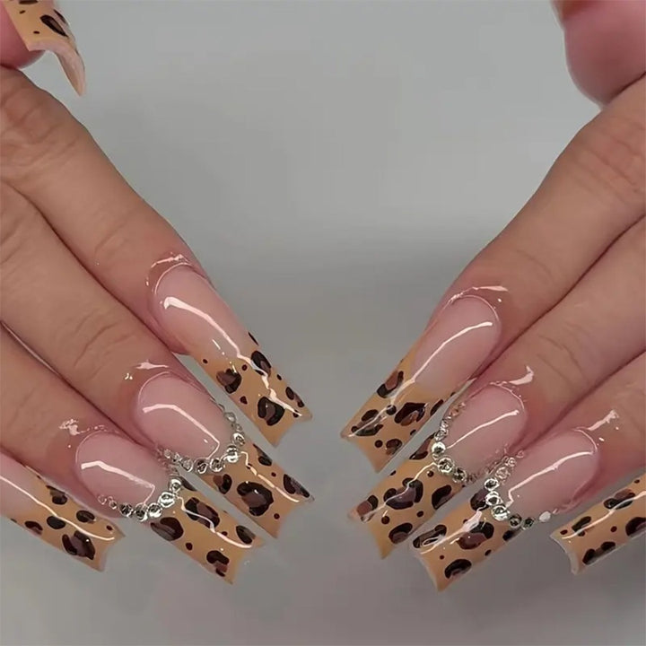 Kunstnagelset mit luxuriösem Leopardenmuster und eleganten Akzenten Karnz