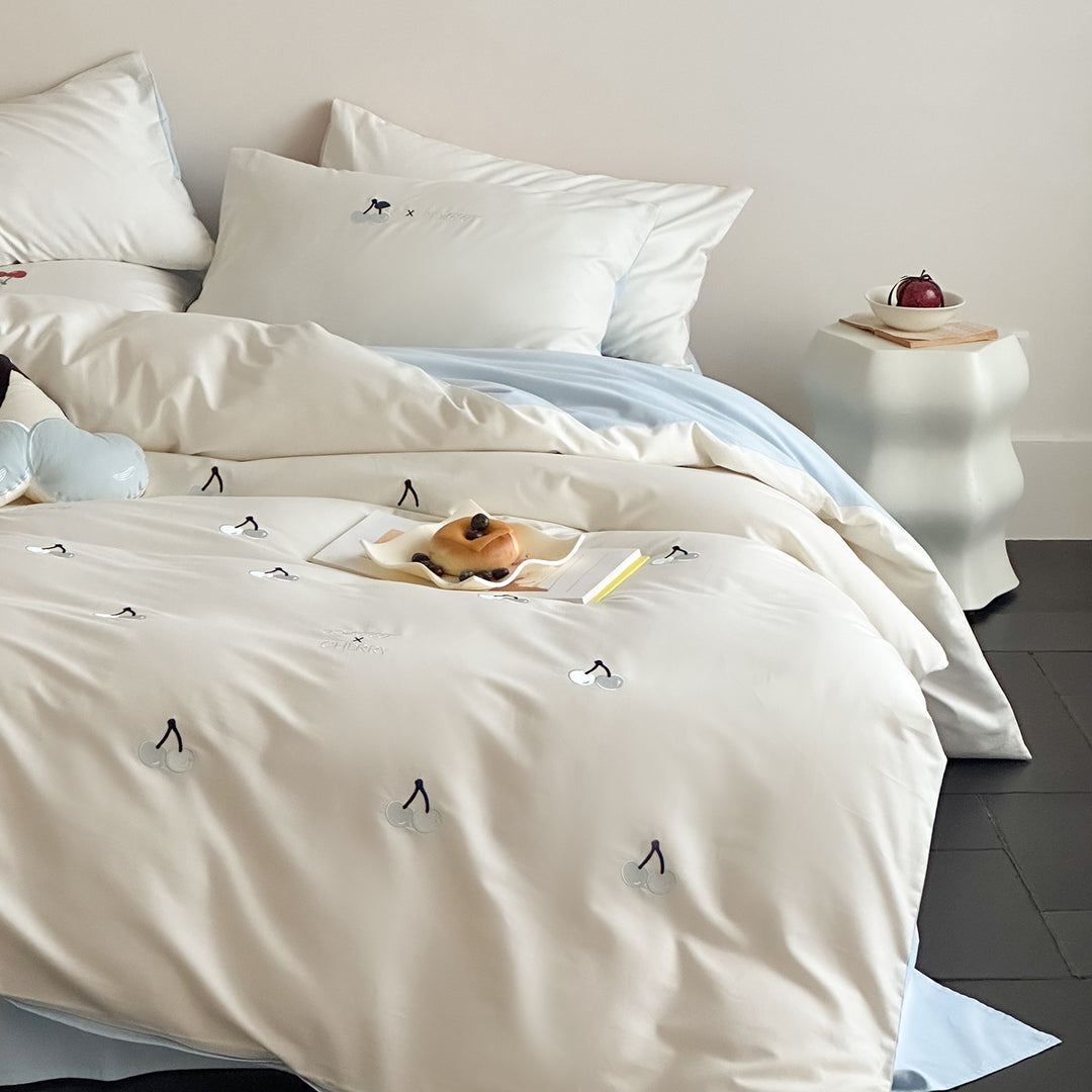 Umkehrbare Kirschen-Stickerei Baumwollsatin Bettbezug & Kissenbezug Set