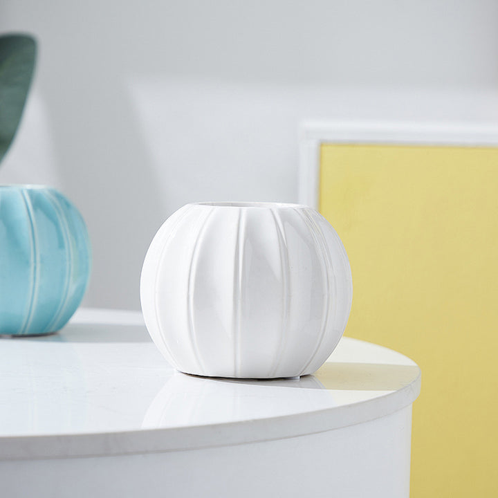 Dekorative Keramikvase mit modernem Rillenmotiv Karnz