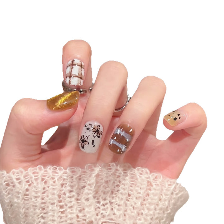 Künstlerisches Press-On-Nagelset mit einzigartigen Designelementen Karnz