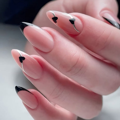 Elegantes Herz-akzentuierendes Press-On-Nagelset Karnz